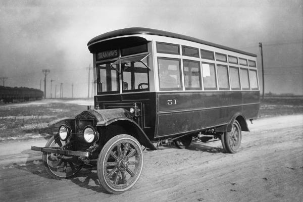 Первый автобус компании Montreal Tramways Company (МТС) 1919 года  Компания известна так же строительством трамваев.