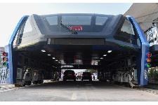 Китайские власти назвали жульничеством нашумевший проект гигантского автобуса на рельсах