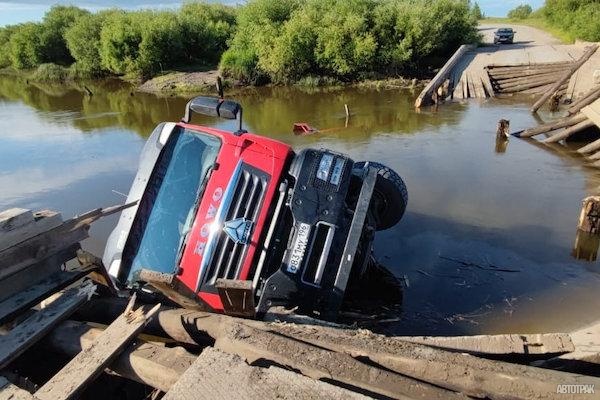 В Свердловской области из-за слишком тяжелого грузовика рухнул мост