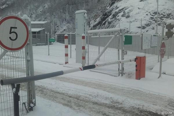 Движение грузовиков на российско-грузинской границе временно остановлено