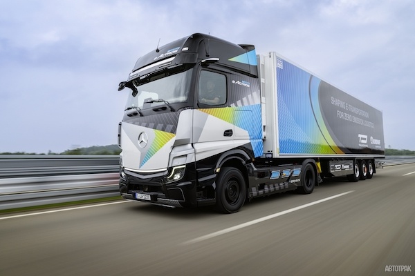Mercedes-Benz показал электрический грузовик eActros LongHaul