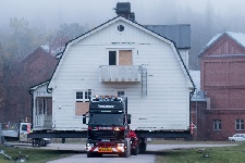 Грузовики Scania помогли перевезти район из 30 домов