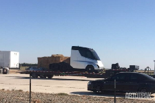 Фотошпионы впервые засняли грузовик Tesla в Калифорнии