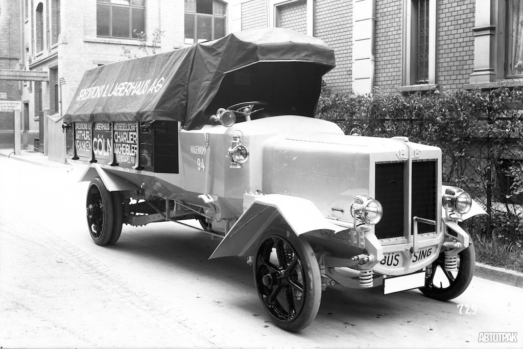 Первый грузовик Büssing модели II. Автомобиль имел электрические фары и газовые габаритные лампы (1914 г.)