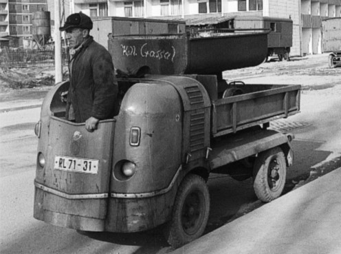 Забавный 2-тонный грузовик Multicar 21 производства 1956-1964 г. Одноцилиндровый дизельный двигатель мощностью 6 л. с. и максимальная скорость 15 км/час.