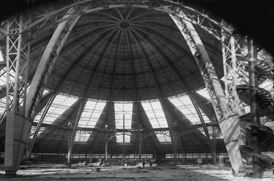 Монтаж лионской выставки под куполом главного павильона высотой 55 метров