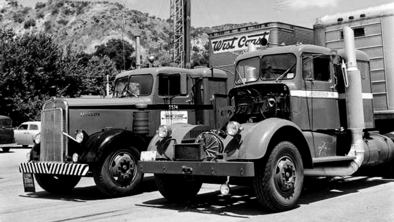 Первый в мире тяжелый газотурбинный автомобиль Kenworth (справа) и серийный дизельный вариант Kenworth-524. 1950 год.jpg
