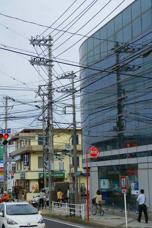 Старые районы Токио опутаны проводами — это защита энергосистемы от землетрясений. В новых районах этого вы уже не увидите