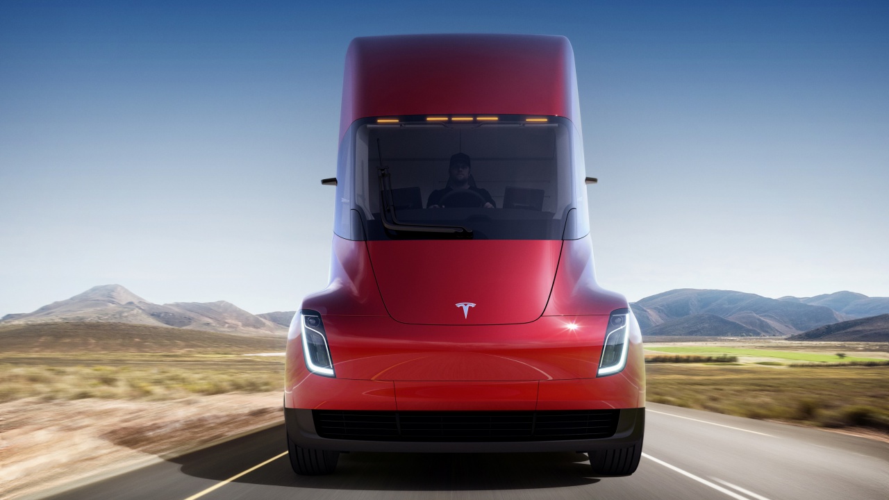 Tesla Semi Truck красного цвета.jpg